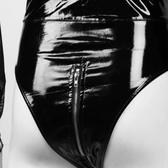 TIAKA - Body faux cuir et manches longues transparentes avec profond col en V
